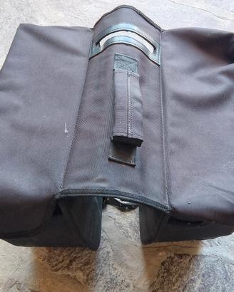 borsa porta caschetto  e oggetti per bicicletta 