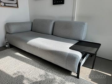 Divano Kave Home 3 posti con vassoio