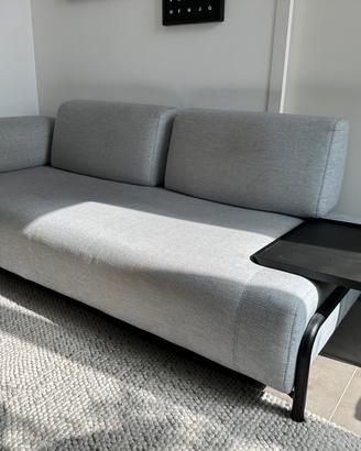 Divano Kave Home 3 posti con vassoio