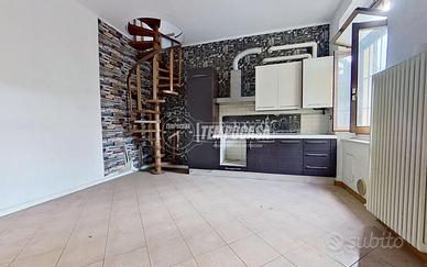 BILOCALE CON CANTINA E PORTICO IN CENTRO!!!