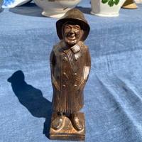 Statuina in ceramica marrone pescatore danese