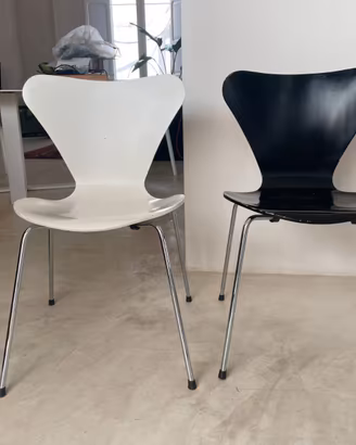 Coppia sedie design stile Arne Jacobsen "Serie 7"