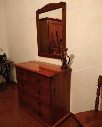Cassettiera in legno massello color miele con spec