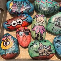 22 sassi dipinti a mano