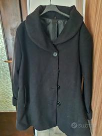 Cappotto nero con maxi collo a scialle 