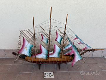 Barca in legno con vele tricolori