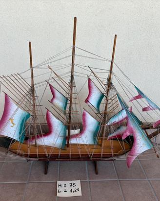 Barca in legno con vele tricolori