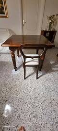 Tavolo con quattro sedie 