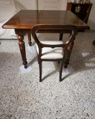 Tavolo con quattro sedie 
