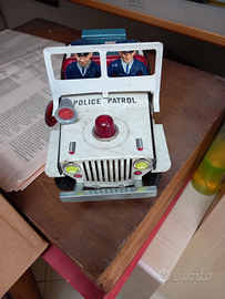 Giocattolo in latta polizia