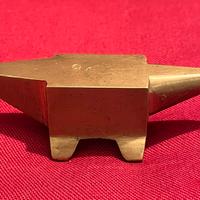 Vintage piccola incudine in ottone