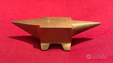 Vintage piccola incudine in ottone