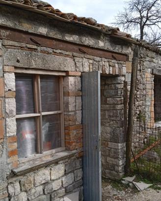 Casolare con terreno e bosco