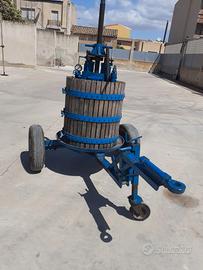 Torchio idraulico per uva da 70 cm con ruote
