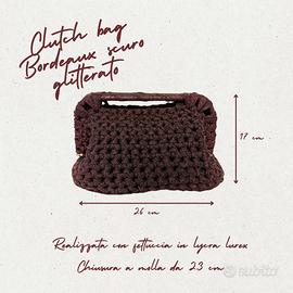 Clutch bag all’uncinetto bordeaux scuro glitterato