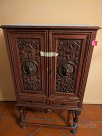 Mobiletto antico in legno massello con intagli 