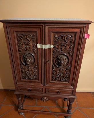 Mobiletto antico in legno massello con intagli 