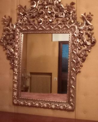 specchio con cornice dorata 