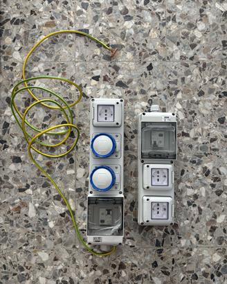 Coppia di quadri elettrici da parete per esterno