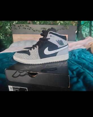 Jordan 1 mid SE con stampa elefante
