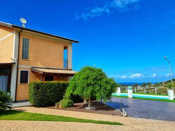 Villa con piscina ad uso esclusivo