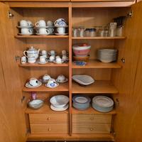 cucina, divano. e letto matrimoniale e singolo