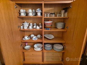 cucina, divano. e letto matrimoniale e singolo