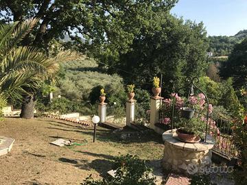 Villa di 400 m² con più di 5 locali e box auto a T