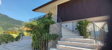 Villa di 245 m² con 5 locali e box auto doppio a R