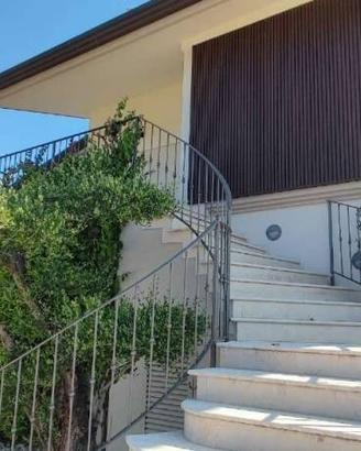 Villa di 245 m² con 5 locali e box auto doppio a R