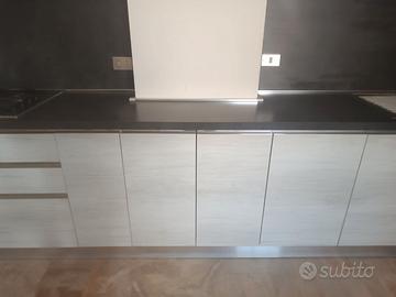 Cucina su misura moderna con elettrodomestici – ot