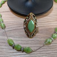 Collana di pietre verdi e anello lavorato