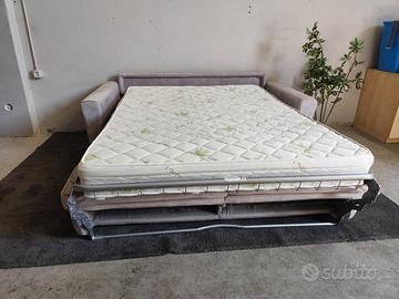 Divano letto in Alcantara usato