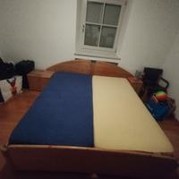 Letto matrimoniale con due materassi e comodino