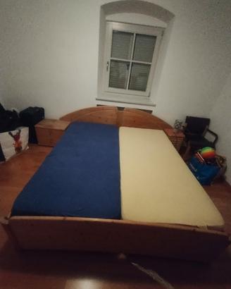 Letto matrimoniale con due materassi e comodino