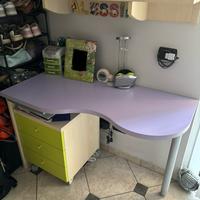 Scrivania sagomata lilla + cassettiera con ruote