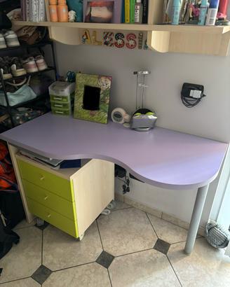 Scrivania sagomata lilla + cassettiera con ruote