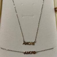 Set collana e bracciale con scritta “Amore”