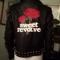 Giacca di ecopelle con borchie