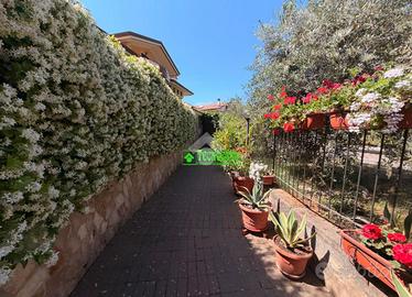 VILLA A SCHIERA A OSPEDALETTO D'ALPINOLO