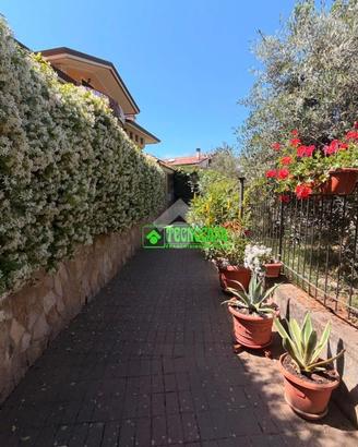 VILLA A SCHIERA A OSPEDALETTO D'ALPINOLO