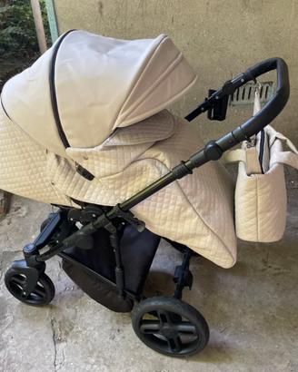 Passeggino bianco di pelle