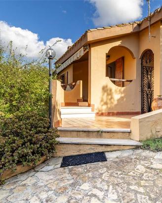 Villa esclusiva con giardino a Torre delle Stelle