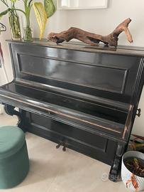 Pianoforte verticale nero d’epoca