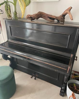 Pianoforte verticale nero d’epoca