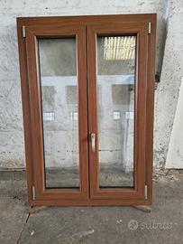 Finestra in PVC con finitura in noce.