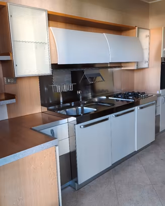 Cucina con blocco professionale in acciaio 