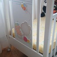 Lettino di legno per neonati