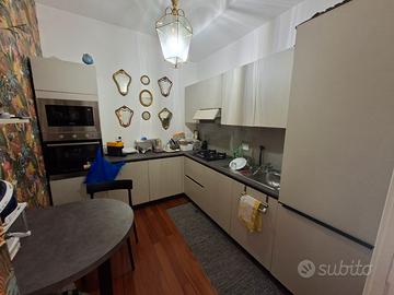 Cucina angolare completa elettrodomestici Indesit