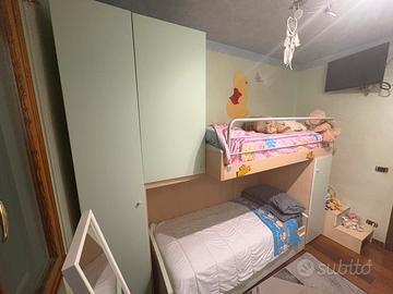 Cameretta completa con letto a castello in legno